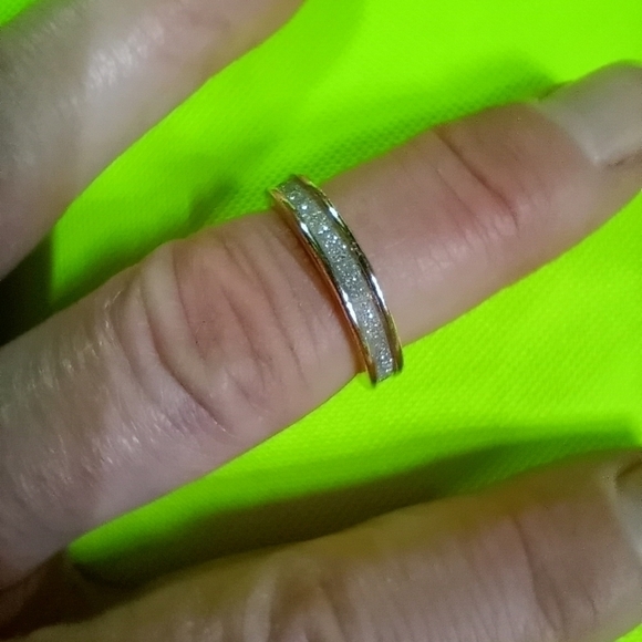 Goldtone silver glitter band ring size 7 - Picture 3 of 5